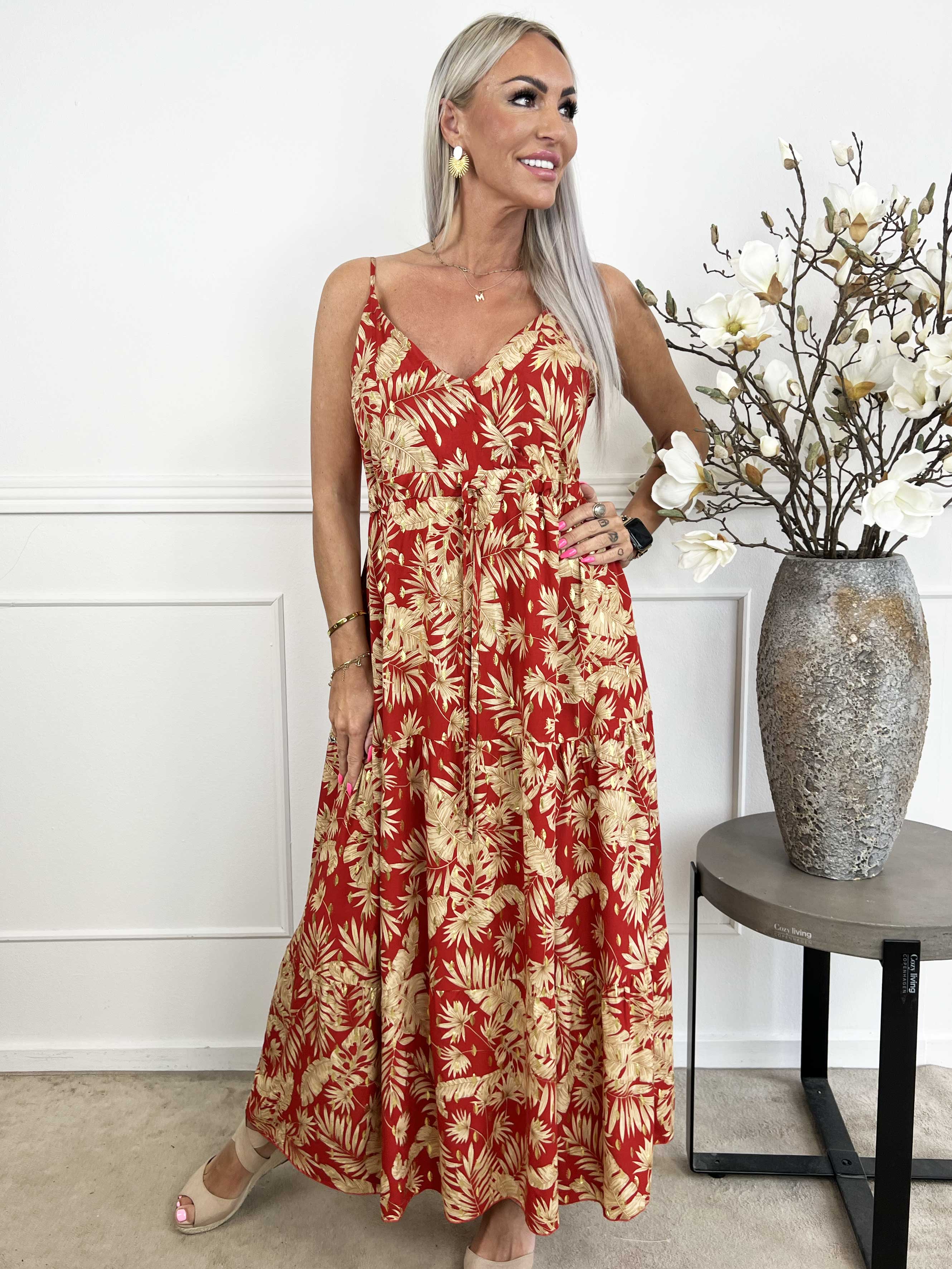 Lucie Palm - Klänning i viskos med palmtryck och v-ringning